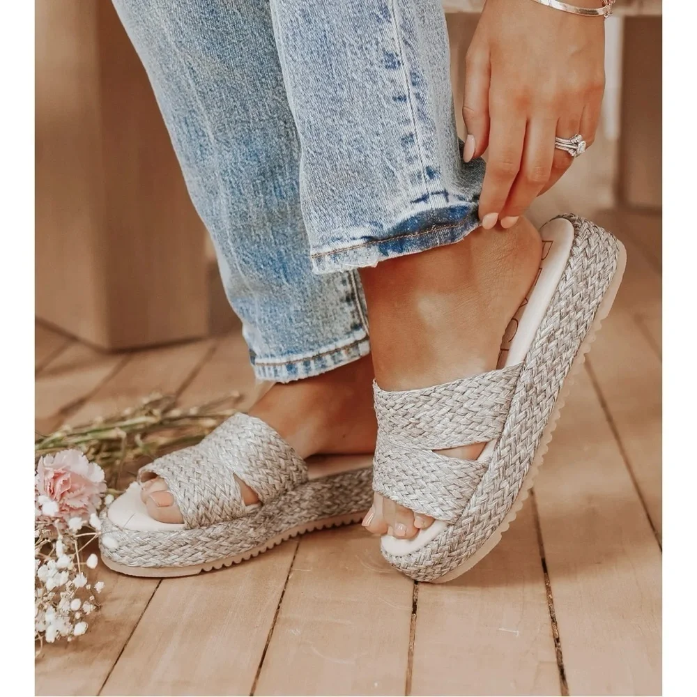 MATISSE Beach Layback Platform Sandal Vegan withcut out Slip on style Size 9M